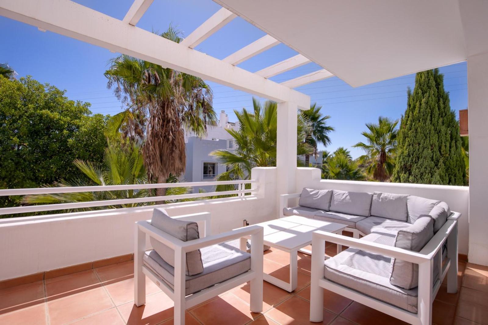 Апартаменты Alcazaba Lagoon Estepona Golf Экстерьер фото