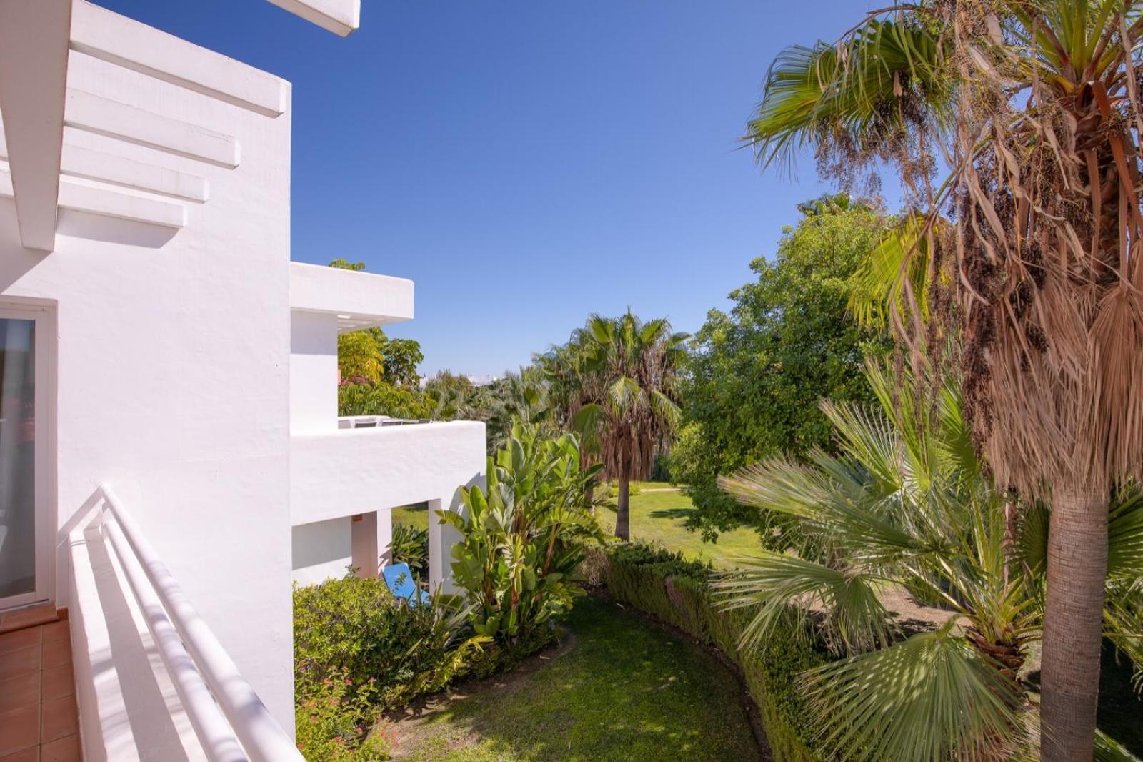 Апартаменты Alcazaba Lagoon Estepona Golf Экстерьер фото